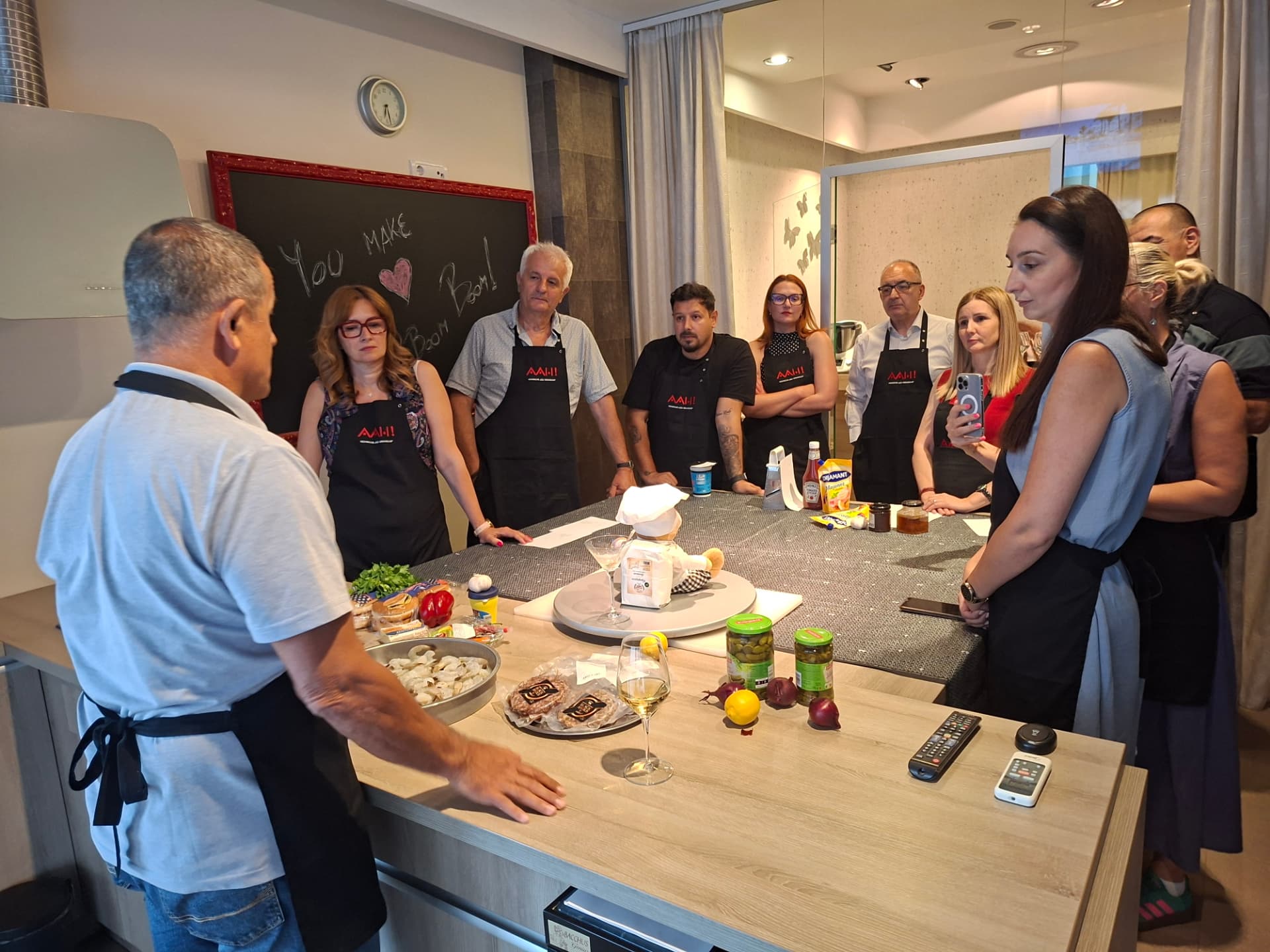 Polaznici kulinarskog masterclass-a prate demonstraciju trenera